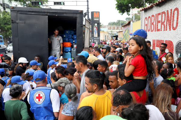 Palang Merah Venezuela membagikan bantuan berupa jeriken air dan pil pemurni air kepada warga di Caracas, Venezuela, Selasa (16/4/2019)./Reuters-Manaure Quintero