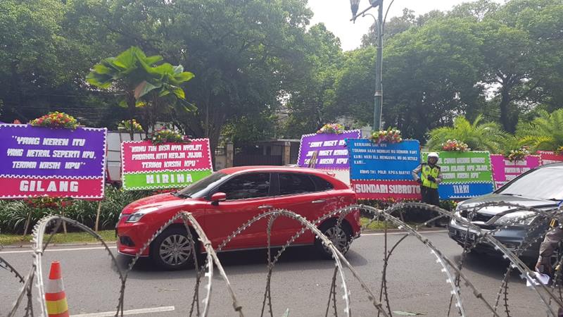  Uniknya, Karangan Bunga Janda Gemes untuk KPU