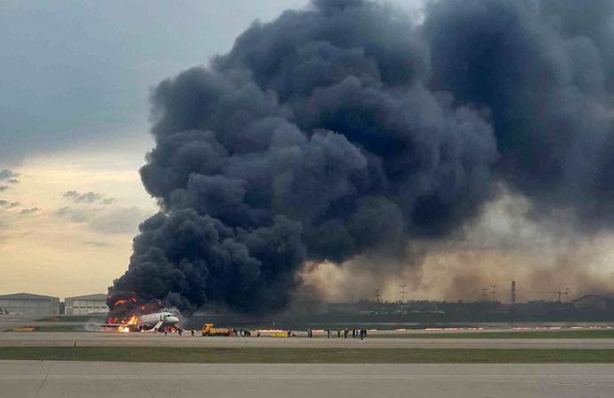  Pesawat Sukhoi Superjet 100 Milik Aeroflot Terbakar