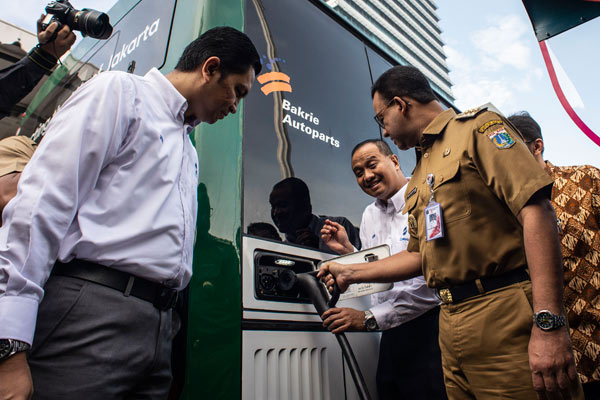  TransJakarta Akan Uji Coba Bus Listrik, PLN Siapkan SPLU Isi Daya Cepat