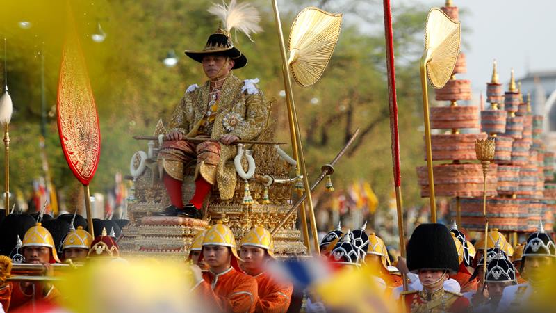  Pakai Jubah Berhias Berlian, Raja Maha Vajiralongkorn Diangkut Tandu Berlapis Emas