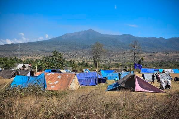 Sejumlah warga berada di tenda pengungsian pascagempa di Desa Padak Guar, Kecamatan Sambelia, Lombok Timur, NTB, Senin (20/8). Pascagempa bumi yang berkekuatan 7 Skala Richter mengguncang Lombok pada Minggu malam pukul 22.56 Wita mengakibatkan sejumlah rumah di daerah tersebut roboh dan puluhan warga mengungsi. /Antara
