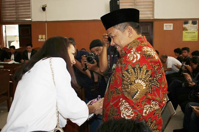  Fahri Hamzah Berjabat Tangan dengan Atiqah Hasiholan di Sidang Ratna Sarumpaet