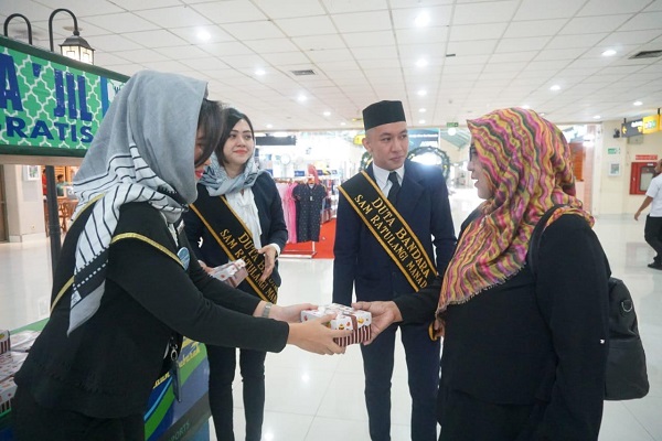  Ramadhan Tiba, Bandara Sam Ratulangi Manado Bagikan Takjil Gratis