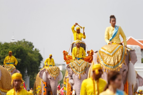  Atraksi Gajah Putih Ramaikan Pawai Penghormatan Raja Baru Thailand
