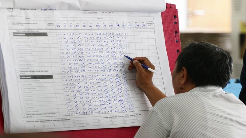 Petugas Panitia Pemilihan Kecamatan (PPK) melakukan rekapitulasi surat suara di tingkat Kecamatan di GOR Kelapa Gading, Jakarta, Senin (22/4/2019). /Antara