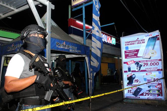  Densus 88 Geledah Kios Ponsel Sarang Terduga Teroris di Bekasi