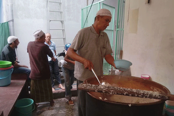  Berbuka dengan Bubur India Asli di Masjid Pekojan Semarang