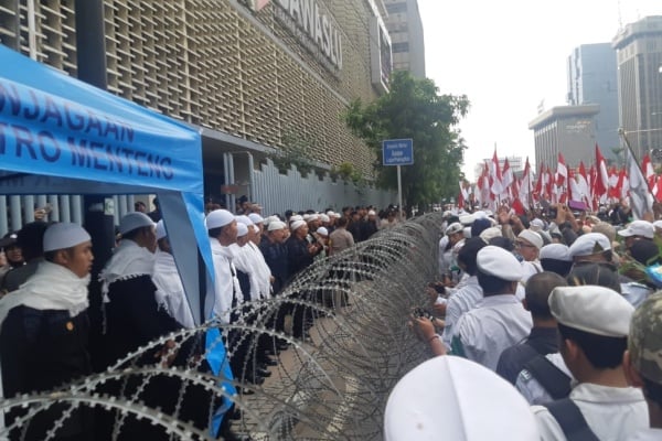  Jaga Demo di Bawaslu, Polisi Pakai Serban Peci dan Lantunkan Selawat