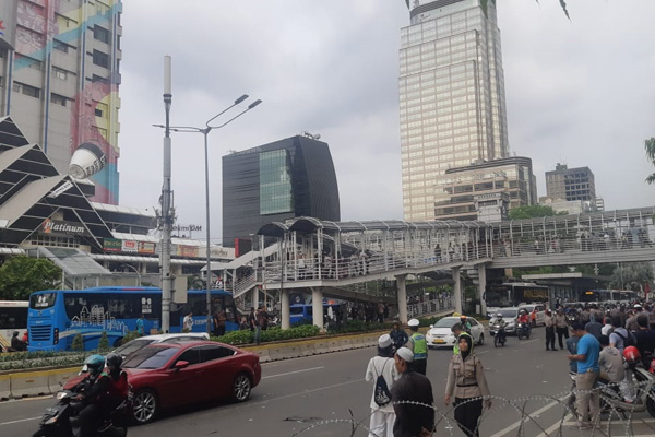  Bundaran HI Ditutup Karena Demo, Sejumlah Rute Transjakarta Terhambat