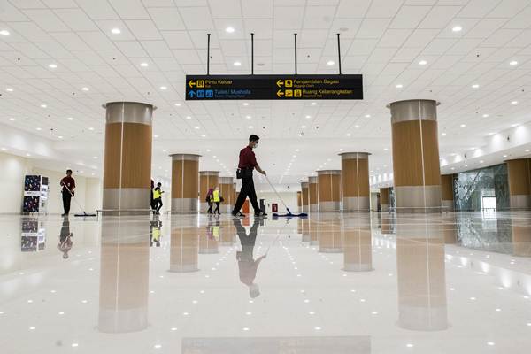 Pekerja membersihkan ruang pengambilan bagasi di Bandara Internasional Jawa Barat (BIJB) Kertajati, Majalengka, Jawa Barat, Kamis (24/5/2018)./ANTARA-M Agung Rajasa