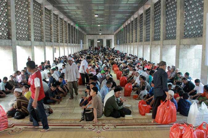 Umat muslim menunggu waktu buka puasa di Masjid Istiqlal, Jakarta, Senin (6/5/2019)./Bisnis-Triawanda Tirta Aditya