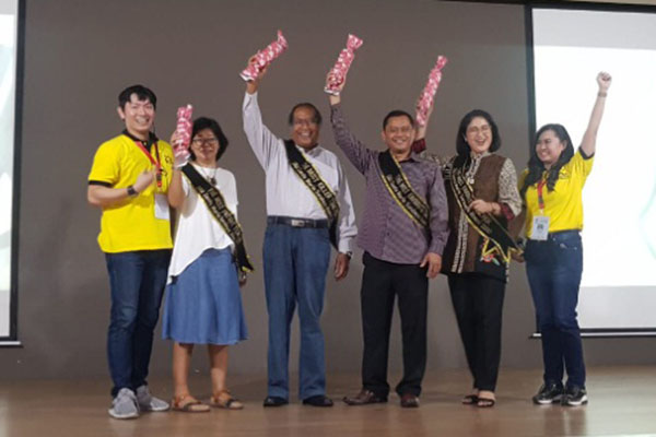  Alumni SMAK Santa Maria Surabaya Beri Hadiah Emas Pada Guru