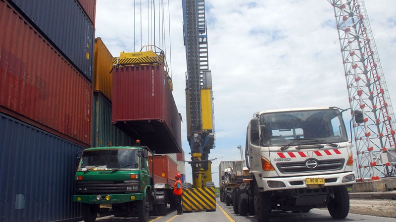 Suasana bongkar muat kontainer di Terminal Peti Kemas (TPKS), Pelabuhan Tanjung Emas, Semarang, Jawa Tengah, Jumat(16/1/2015)./Bisnis-Juli Nugroho  