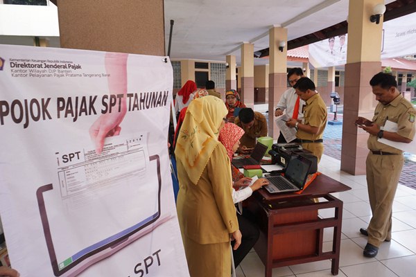 Pegawai Negeri Sipil (PNS) Pemerintah Kota Tangerang menyerahkan laporan SPT kepada petugas Pajak, Tangerang, Banten, Senin (27/3)./Antara-Fajrin Raharjo