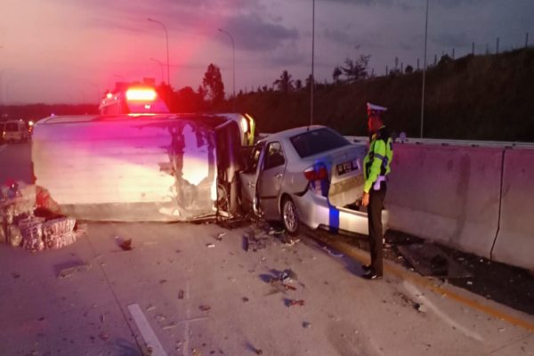  Ban Pecah, Minibus Terguling dan Diseruduk Vios di Tol Boyolali. Sopir Tewas