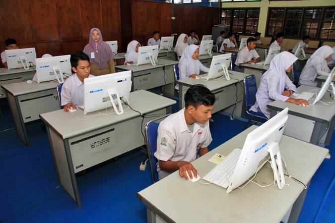 Sejumlah siswa mengikuti Ujian Nasional Berbasis Komputer (UNBK) di Sekolah Menengah Kejuruan (SMK) Negeri 1 Meulaboh, Aceh Barat, Aceh, Senin (25/3/2019)./ANTARA-Syifa Yulinnas