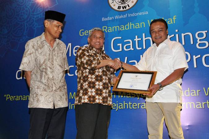  Bisnis Indonesia Menerima Penghargaan dari Badan Wakaf Indonesia