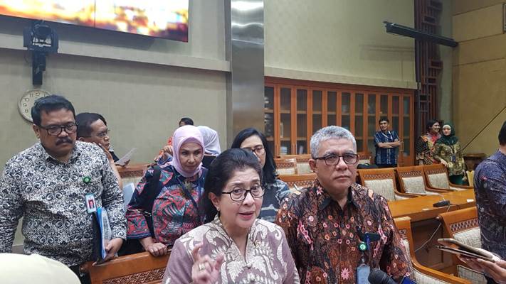 Menteri Kesehatan Nila F. Moeloek memberikan keterangan kepada awak media ketika ditemui di Gedung DPR RI, Jakarta, Selasa (14/5/2019)./Denis Riantiza M