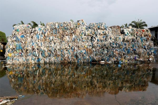 Tumpukan limbah plastik. /foto reuters