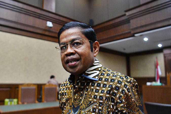 Terdakwa kasus dugaan suap proyek PLTU Riau-1 Idrus Marham meninggalkan ruangan seusai menjalani sidang tuntutan di Pengadilan Tipikor, Jakarta, Kamis (21/3/2019)./ANTARA-Sigid Kurniawan