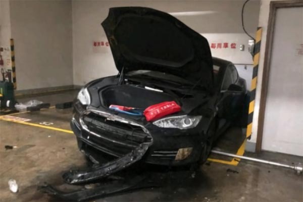  Tesla Model S Terbakar di Parkiran Hong Kong, 3 Kali Bunyi Ledakan