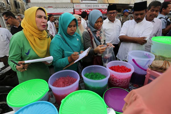 Ilustrasi-Petugas Balai Pengawas Obat dan Makanan (BPOM) Banda Aceh membeli makanan dan minuman berbuka puasa yang dijajakan pedagang takjil untuk diuji laboratorium di Banda Aceh, Aceh, Jumat (10/5/2019). BPOM dan Pemerintah Kota Banda Aceh akan memberikan sanksi kepada pedagang yang menjual makanan dan minuman mengandung zat kimia berbahaya. /ANTARA