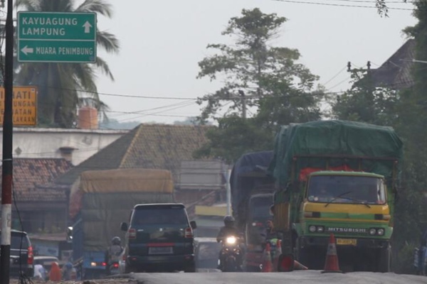 Truk sarat muatan melintasi jalur lintas Sumatra Timur di Kayu Agung, Ogan Komering Ilir, Jumat (3/5/2019)./Bisnis-Tim Jelajah Infrastruktur Sumatra 2019-Abdullah Azzam.