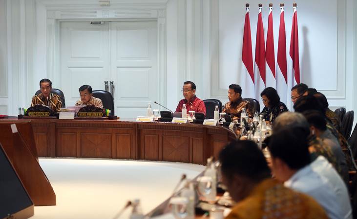Presiden Joko Widodo (kiri) didampingi Wakil Presiden Jusuf Kalla (kedua kiri) memimpin rapat terbatas membahas tindak lanjut rencana pemindahan ibu kota, di Kantor Presiden, Jakarta, Senin (29/4/2019)./ANTARA-Akbar Nugroho Gumay