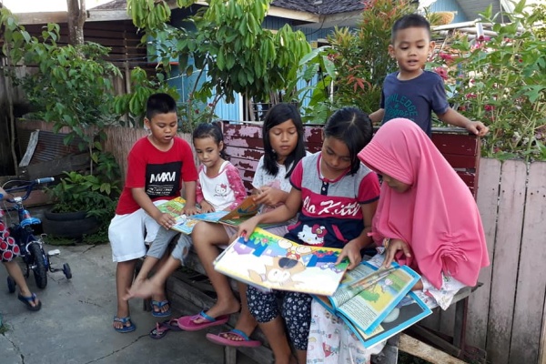  Prihatin Literasi di Indonesia, Ibu Ini Dorong Gerobak Ajak Warga Baca Buku