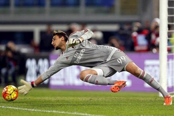  PSG dan Manchester United Dekati Kiper AC Milan Donnarumma