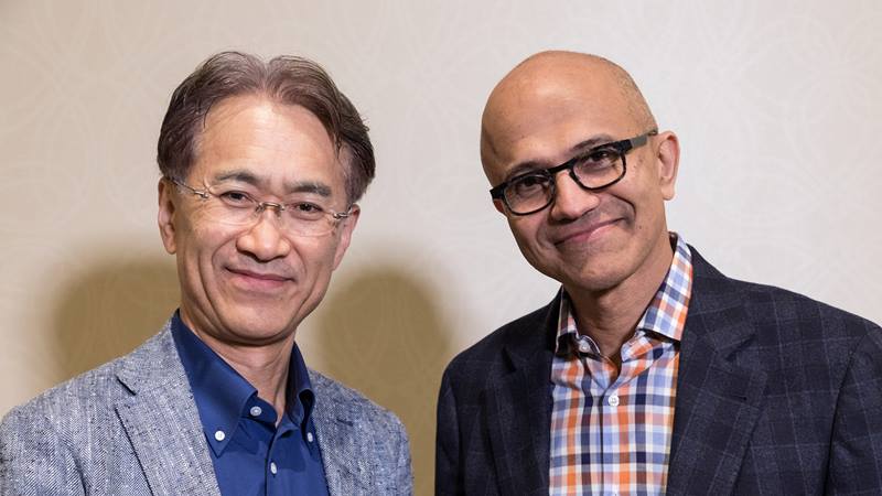 CEO Sony Corporation Kenichiro Yoshida (kiri) dan CEO Microsoft Corporation Satya Nadella./REUTERS