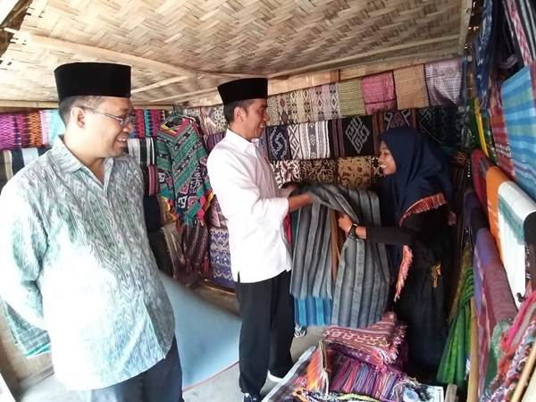  Mampir Salat Jumat, Jokowi Sempat Tawar Tenun di Desa Sade 