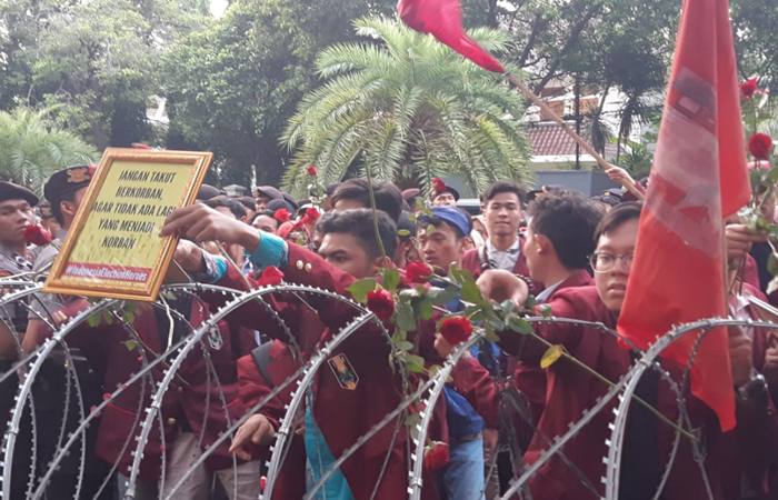  Dua Kelompok Demonstran Gelar Aksi Dalam Waktu Bersamaan di KPU RI