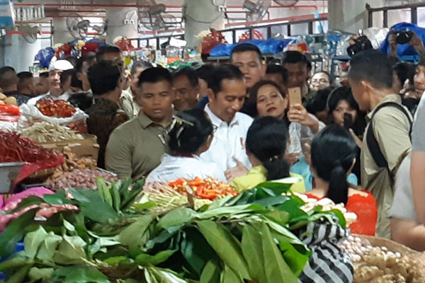  Blusukan ke Pasar Badung, Jokowi Bilang tak Ada Pedagang Komplin Soal Harga Sembako