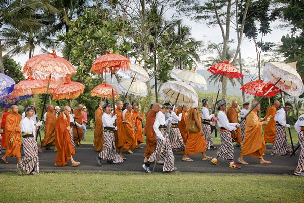  Waisak 19 Mei: Ratusan Biksu Lakukan Pindapata di Candi Mendut