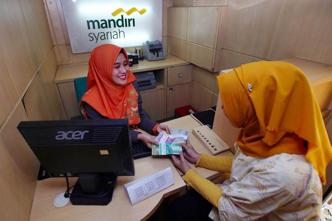 Karyawan melayani nasabah yang menukar uang pecahan di layanan penukaran Uang Pecahan Kecil (UPK) persiapan Idulfitri 1440 H di Monas, Jakarta, Rabu (15/5/2019)./Bisnis-Abdullah Azzam