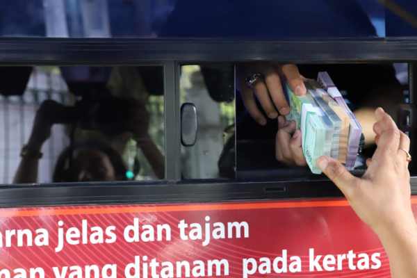  EKONOMI LEBARAN : Bank Siap Hadapi Lonjakan Transaksi