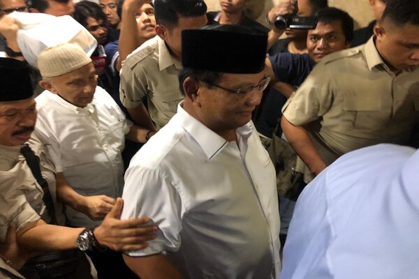Capres Prabowo Subianto diikuti Amien Rais saat hendak menjenguk Eggie Sudjana di Polda Metro Jaya, Senin (20/5/2019)./Bisnis-Sholahuddin Al Ayyubi