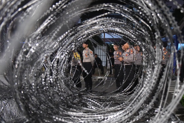  Hasil Pemilu Diumumkan, Aparat Kepolisian Siaga Depan Gedung KPU