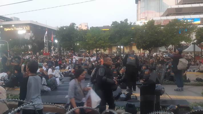  Usai Salat Tarawih, Massa Aksi di Depan Bawaslu Dibubarkan