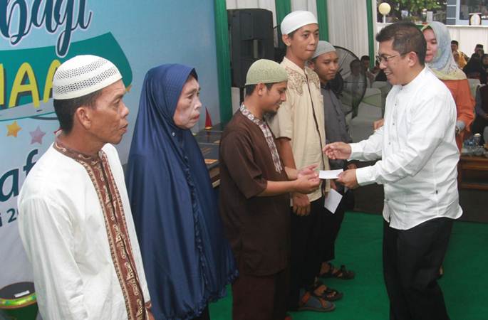  PLN Serahkan Donasi Bagi Anak Yatim