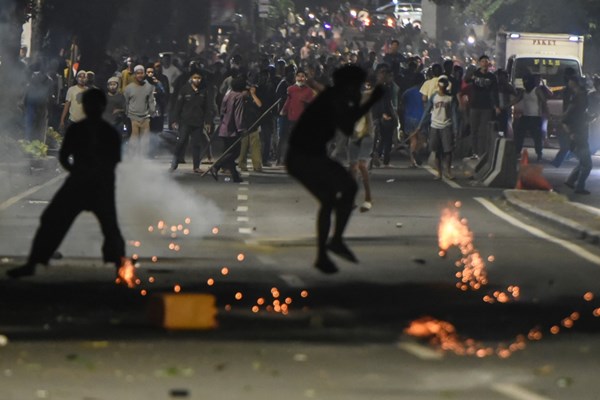 Massa melakukan perlawanan ke arah petugas di depan kantor Bawaslu di kawasan Thamrin, Jakarta, Selasa (21/5/2019)./ANTARA FOTO-Muhammad Adimaja