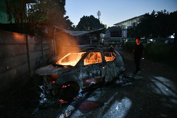  Massa Bakar Mobil di Komplek Asrama Brimob, Ini Foto-Fotonya