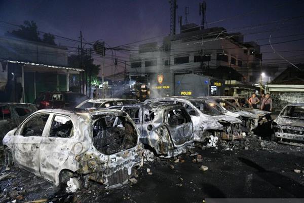 Sejumlah mobil terbakar di Komplek Asrama Brimob imbas dari demonstrasi menolak hasil hitungan KPU yang berujung kerusuhan di Petamburan, Jakarta, Rabu (22/5/2019)./Antara