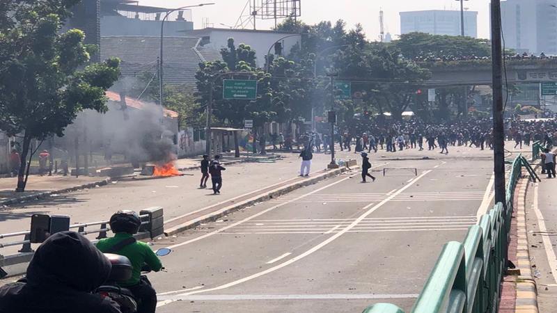  AKSI 22 MEI: Polisi Kepung Demonstran di Flyover Jatibaru