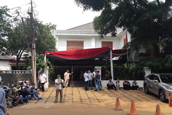  Suasana Rumah Prabowo, Emak-emak Kerudung Hitam Sempatkan Selfie