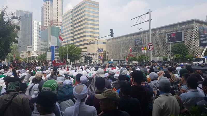  Massa Aksi 22 Mei Gelar Salat Berjamaah di Jalan M.H Thamrin