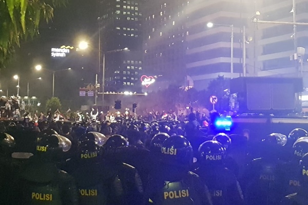  3 Anggota Polisi Ditandu ke Mobil Biddokes Polda Metro Jaya