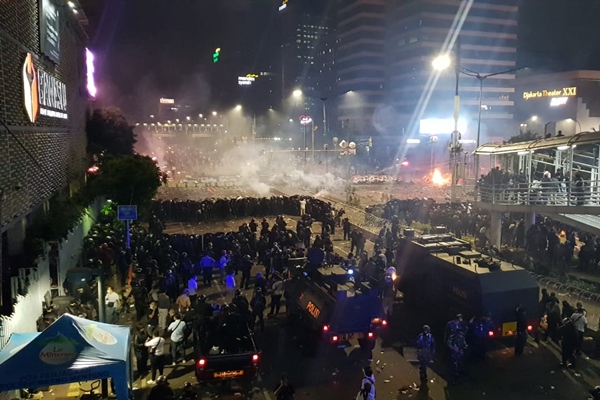  Demo 22 Mei: Tinggalkan Bawaslu, Massa Berkumpul di Depan Gedung Mandiri Syariah Kebon Sirih